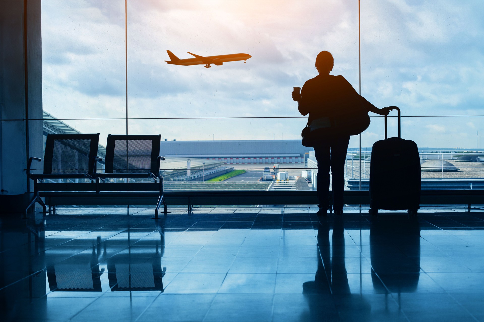 voyage en avion, femme passagère attendant à l’aéroport, silhouette du passager à l’aéroport